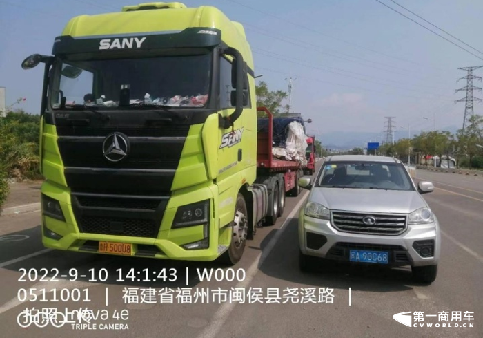 9月9日的下午，司機(jī)陳大哥致電合肥天鑫服務(wù)站，報(bào)修車(chē)輛空調(diào)不制冷了，懷疑是冷媒泄漏。合肥天鑫服務(wù)站的電工劉四倍仔細(xì)檢查后發(fā)現(xiàn)，兩根空調(diào)管的接頭老化松動(dòng)，引起冷媒泄漏，且蒸發(fā)箱也有老化泄漏情況，均需進(jìn)行更換。