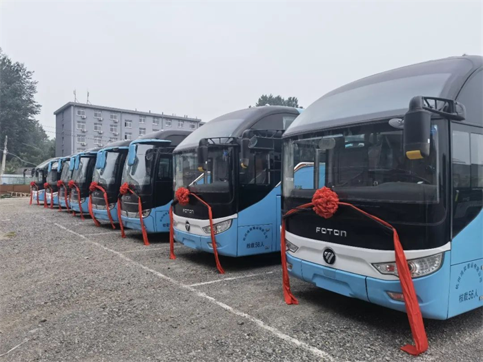 金桂飄香，平湖秋月，在人氣火爆的旅游季，又一批歐輝高端豪華旅游客車正式在杭州鴻昇客運(yùn)有限公司（以下簡(jiǎn)稱“杭州鴻昇”）的管理下投入運(yùn)營(yíng)，運(yùn)營(yíng)車型包括歐輝BJ6906、BJ6126、BJ6132城間客車三款車型，這將進(jìn)一步助力杭州旅游實(shí)現(xiàn)高質(zhì)量發(fā)展。