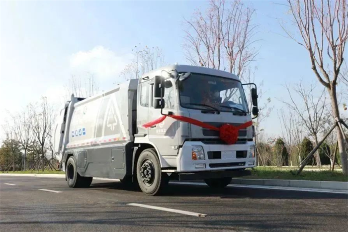 近日，中車電動向北京懷柔區(qū)交付批量純電動壓縮式垃圾車，以領先的科技產(chǎn)品助力懷柔區(qū)市政環(huán)衛(wèi)工作高質量發(fā)展，為守護北京綠水青山貢獻力量。