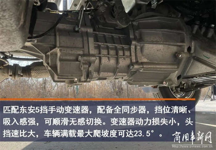 日前，長安跨越發(fā)布“雙產(chǎn)品組合”戰(zhàn)略，在原有新豹T1、跨越王X1、新豹T3等產(chǎn)品序列基礎(chǔ)上，推出越級智能轎卡——長安跨越新豹T3  PLUS微卡。