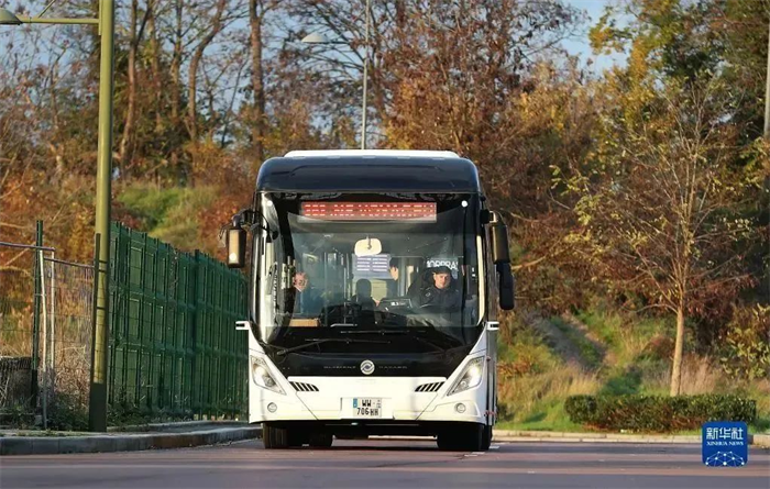 法國時間11月30日，中車電動智能駕駛巴士技術(shù)升級進行開放道路載人試運營測試，并取得了圓滿成功。測試結(jié)束后，新華網(wǎng)、法國電視3臺等記者慕名而來，節(jié)目主持人還親自登上最新版車輛，感受了一把中車造最新一代無人駕駛“黑科技”。