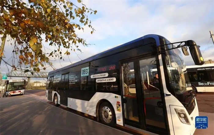 法國時間11月30日，中車電動智能駕駛巴士技術(shù)升級進行開放道路載人試運營測試，并取得了圓滿成功。測試結(jié)束后，新華網(wǎng)、法國電視3臺等記者慕名而來，節(jié)目主持人還親自登上最新版車輛，感受了一把中車造最新一代無人駕駛“黑科技”。