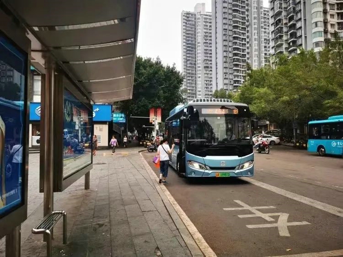 在“山城”重慶，一輛輛中車新能源客車奔跑在大街小巷，成為這座城市綠色出行的實(shí)力擔(dān)當(dāng)，也為這座“8D魔幻之都”增添了奇特魅力。