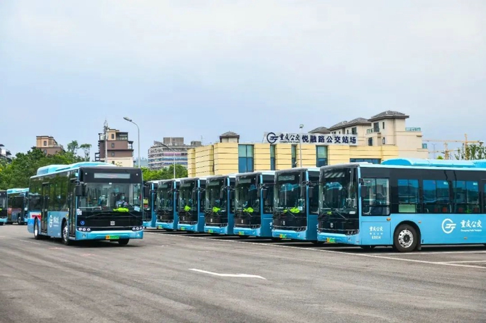 在“山城”重慶，一輛輛中車新能源客車奔跑在大街小巷，成為這座城市綠色出行的實力擔當，也為這座“8D魔幻之都”增添了奇特魅力。