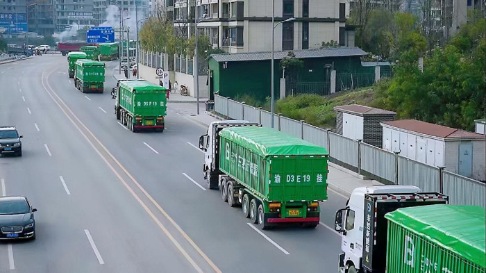 上汽紅巖助陣全國首組省際換電重卡干線運(yùn)輸項(xiàng)目正式啟運(yùn)！3.png