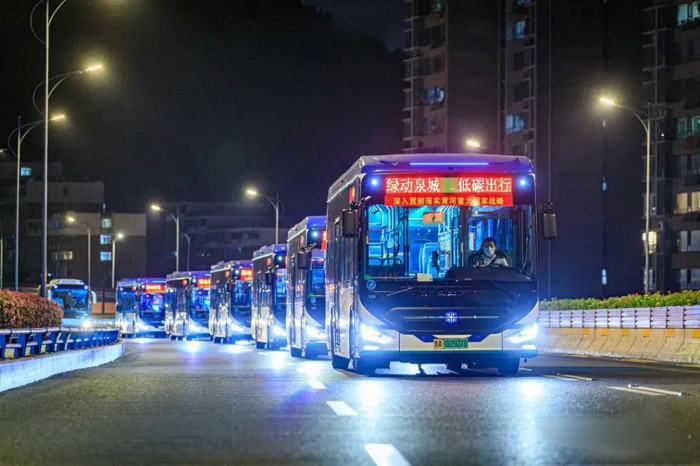 【第一商用車網(wǎng) 原創(chuàng)】2022年，我國商用車行業(yè)受經(jīng)濟(jì)減速、疫情反復(fù)等多重因素影響，客車行業(yè)繼續(xù)下行，全年預(yù)計(jì)將出現(xiàn)超2成的下降。在復(fù)雜多變的市場(chǎng)環(huán)境下，客車企業(yè)各有各的“活法”，有的企業(yè)就“活”得異常出彩，中通客車就是其中的代表。