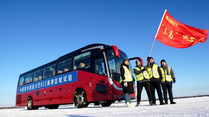 【第一商用車網(wǎng) 原創(chuàng)】2022年，我國商用車行業(yè)受經(jīng)濟(jì)減速、疫情反復(fù)等多重因素影響，客車行業(yè)繼續(xù)下行，全年預(yù)計(jì)將出現(xiàn)超2成的下降。在復(fù)雜多變的市場環(huán)境下，客車企業(yè)各有各的“活法”，有的企業(yè)就“活”得異常出彩，中通客車就是其中的代表。