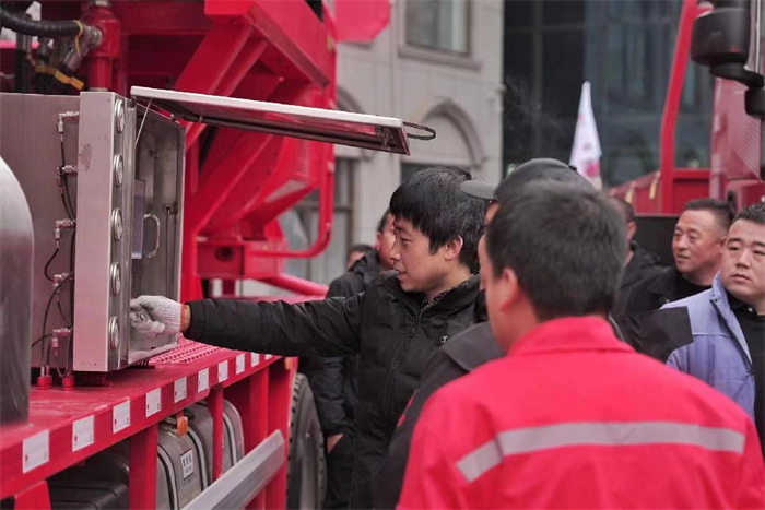 2月21-23日，上汽紅巖&重慶康明斯油田專用車上市推介會分別在甘肅慶陽和陜西延安隆重召開，在與重慶康明斯的攜手打造下，四款油田專用車——紅巖杰獅C6壓裂車、紅巖杰獅C6壓裂砂罐車、紅巖杰獅C6隨車吊整車、紅巖杰獅C6儀表車升級而來，憑借強大的性能與耐用的品質(zhì)，將在新的市場突破點為油田開采行業(yè)的用戶創(chuàng)造更多價值。