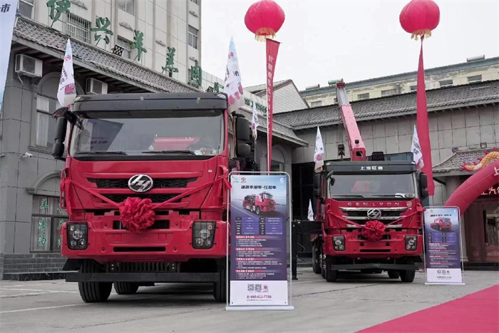 2月21-23日，上汽紅巖&重慶康明斯油田專用車上市推介會分別在甘肅慶陽和陜西延安隆重召開，在與重慶康明斯的攜手打造下，四款油田專用車——紅巖杰獅C6壓裂車、紅巖杰獅C6壓裂砂罐車、紅巖杰獅C6隨車吊整車、紅巖杰獅C6儀表車升級而來，憑借強(qiáng)大的性能與耐用的品質(zhì)，將在新的市場突破點(diǎn)為油田開采行業(yè)的用戶創(chuàng)造更多價值。