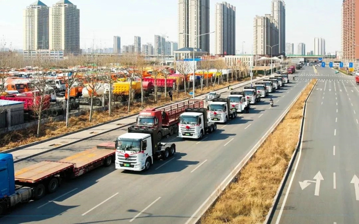 近日，“低碳智能 綠色交通”徐工汽車&山東交運首批新能源牽引車交付儀式在山東濟南隆重舉行，50臺徐工新能源換電牽引車將陸續(xù)交付當?shù)?，助力日照港清潔能源港口運輸，這標志著徐工新能源重卡首次叩開濟南市場。