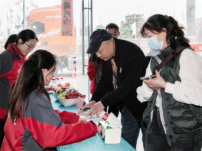 3月18日下午，上汽紅巖高速標(biāo)載牽引車媒體長測首站——成都用戶試乘試駕活動圓滿結(jié)束。當(dāng)天數(shù)十名用戶來到活動現(xiàn)場，親身體驗(yàn)了紅巖杰獅H6高速標(biāo)載牽引車的各項(xiàng)性能表現(xiàn)，一致反饋“車輛的動力性、操控性很巴適，駕駛室也很舒適、靜音”，當(dāng)場收獲了10余臺購車意向訂單。