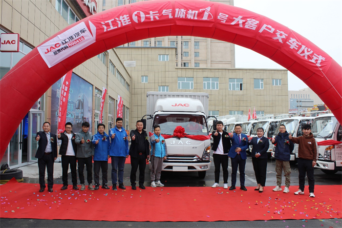 2022年7月28日，為踐行江淮汽車“做大做強(qiáng)商用車”的發(fā)展戰(zhàn)略，康鈴業(yè)務(wù)獨(dú)立運(yùn)營(yíng)，正式開(kāi)啟了高質(zhì)量裂變發(fā)展的新征程。其旗下產(chǎn)品，除了傳統(tǒng)燃料以及混動(dòng)、純電之外，氣體機(jī)作為非常重要的產(chǎn)品布局，有著“省時(shí)、省力、省心、省錢(qián)”四大價(jià)值點(diǎn)。