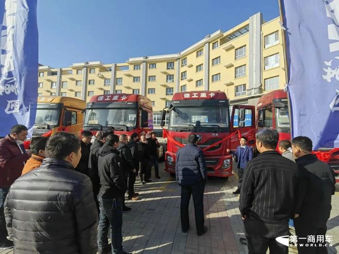 近日，徐工汽車聯(lián)合河北經(jīng)銷商舉辦了以“科技減重，省油先鋒”為主題的漢風(fēng)P5推介會，河北區(qū)域各運(yùn)輸公司代表共計120余人參加本次活動，再次收獲批量訂單。