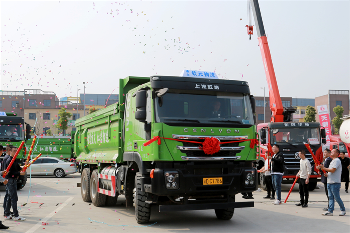 4月3日，上汽紅巖新型智能渣土車推廣暨交車儀式在重慶巴南·陸海之約2023消費季·協(xié)信汽車公園商用車消費節(jié)上盛大舉行。相關(guān)政府領(lǐng)導(dǎo)，上汽紅巖、客戶企業(yè)及媒體代表等70余人出席本次活動，共同見證又一批“智慧、高效、安全”的紅巖新型智能渣土車投入到美麗重慶建設(shè)中。