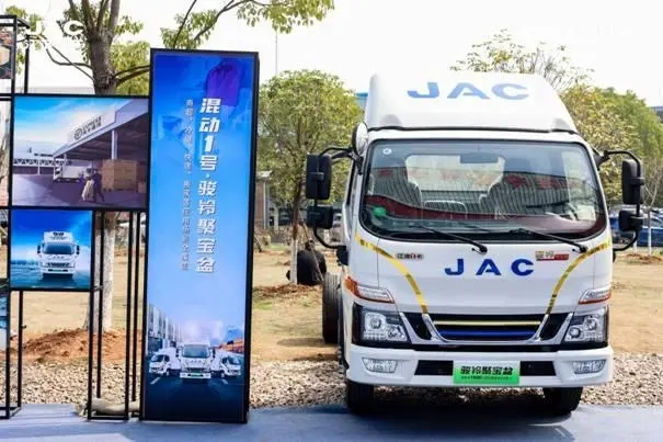 近年來江淮1卡堅(jiān)定純電、換電、混動(dòng)“三駕馬車”發(fā)展戰(zhàn)略，為用戶提供領(lǐng)先的新能源商用車1號(hào)解決方案，技術(shù)成熟并已批量推廣應(yīng)用，不僅為用戶帶來了更完善的出行解決方案，也在新一輪產(chǎn)業(yè)變革中奪得了發(fā)展先機(jī)。