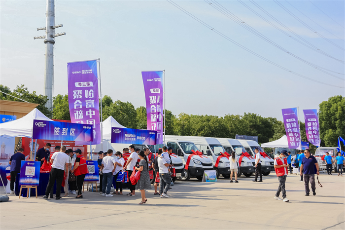 4月22日，由中汽兄弟主辦，《中國(guó)汽車(chē)報(bào)》社、中國(guó)汽研作為指導(dǎo)單位的第二屆“金蜂盛典”活動(dòng)在人民日?qǐng)?bào)社隆重舉行，來(lái)自全國(guó)各地物流行業(yè)的客戶代表、合作伙伴及各大媒體齊聚北京，共同見(jiàn)證這一精彩的行業(yè)盛會(huì)。