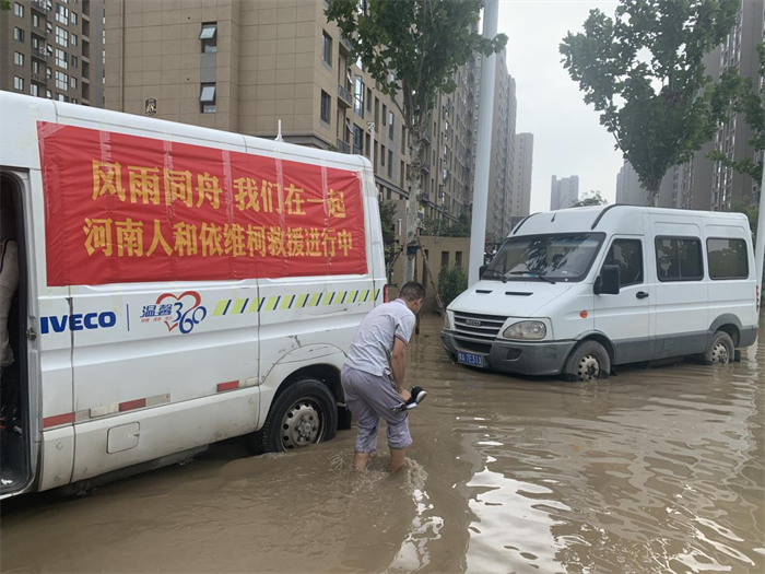 4月22日，由中汽兄弟主辦，《中國汽車報》社、中國汽研作為指導(dǎo)單位的第二屆“金蜂盛典”活動在人民日報社隆重舉行，來自全國各地物流行業(yè)的客戶代表、合作伙伴及各大媒體齊聚北京，共同見證這一精彩的行業(yè)盛會。