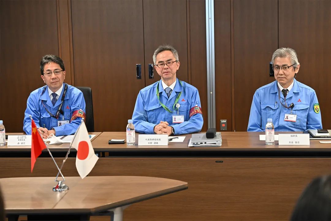 4月27日上午，譚旭光率團(tuán)隊(duì)到日本相模原市訪問(wèn)三菱重工業(yè)集團(tuán)，與三菱重工發(fā)動(dòng)機(jī)和增壓器公司社長(zhǎng)古殿通義進(jìn)行座談交流。