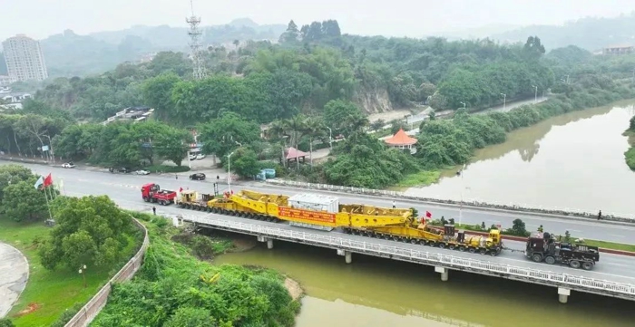 全新梅賽德斯-奔馳Arocs SLT 大件運(yùn)輸車成功完成首程運(yùn)輸任務(wù)6.jpg