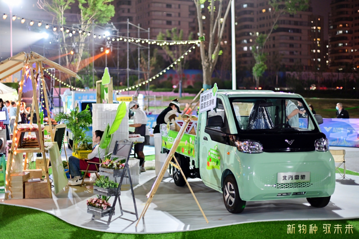 5月21日晚，山東臨沂沂河東岸，在初夏怡人的晚風中，一場好吃、好玩、好聽又好看的露營狂歡盛宴——『雷馳之夜』燃情開幕，露營、燒烤、DJ音樂、無人機燈光秀、啤酒、書屋、水果、咖啡、冰淇淋、音樂噴泉……在這里匯成熱鬧非凡的聚集地，吸引大批市民和網紅達人前來圍觀、體驗。