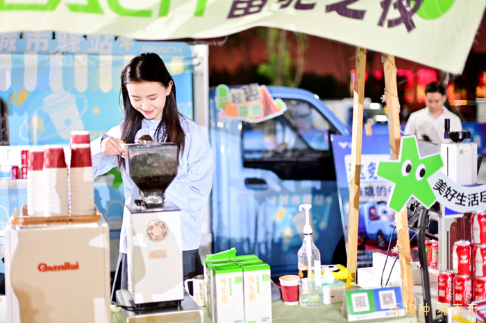 5月21日晚，山東臨沂沂河東岸，在初夏怡人的晚風中，一場好吃、好玩、好聽又好看的露營狂歡盛宴——『雷馳之夜』燃情開幕，露營、燒烤、DJ音樂、無人機燈光秀、啤酒、書屋、水果、咖啡、冰淇淋、音樂噴泉……在這里匯成熱鬧非凡的聚集地，吸引大批市民和網紅達人前來圍觀、體驗。