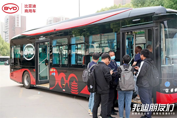 比亞迪純電動公交車B10自2022年底投運武漢，目前已在旅游專線、通勤公交等場景高效運營，以綠色科技、全新設(shè)計融入這座英雄的城市。