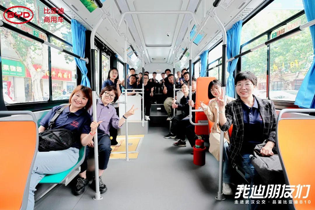 比亞迪純電動公交車B10自2022年底投運武漢，目前已在旅游專線、通勤公交等場景高效運營，以綠色科技、全新設(shè)計融入這座英雄的城市。