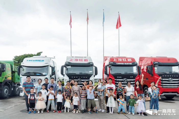 6月1日，上汽紅巖迎來了一批“小客人”，多組親子家庭來到了位于重慶兩江新區(qū)的上汽紅巖智慧工廠，一起度過了一個(gè)特別而又歡樂的六一兒童節(jié)。