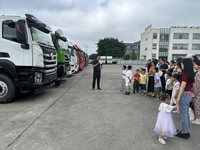 6月1日，上汽紅巖迎來(lái)了一批“小客人”，多組親子家庭來(lái)到了位于重慶兩江新區(qū)的上汽紅巖智慧工廠(chǎng)，一起度過(guò)了一個(gè)特別而又歡樂(lè)的六一兒童節(jié)。