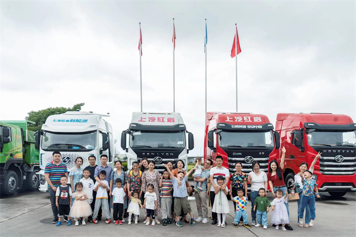 6月1日，上汽紅巖迎來了一批“小客人”，多組親子家庭來到了位于重慶兩江新區(qū)的上汽紅巖智慧工廠，一起度過了一個特別而又歡樂的六一兒童節(jié)。