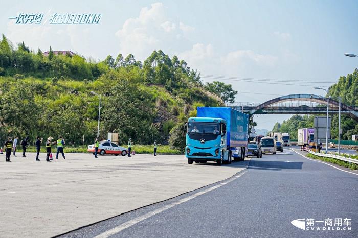 6月6日，“一次充電，征戰(zhàn)800KM”，三一魔塔1165電動牽引車道路首航正式發(fā)車。