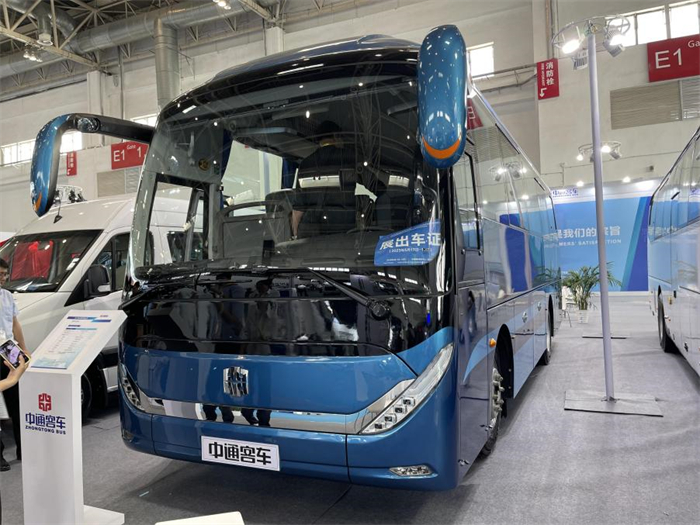 前不久進行的2023年道路運輸車輛展期間，“旅游客車創(chuàng)新產(chǎn)品獎”頒給了中通客車H9車型，或可作為其中代表。