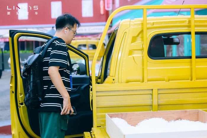 6月28日，菱勢(shì)汽車品牌發(fā)布暨菱勢(shì)黃金卡上市發(fā)布會(huì)在成都成功舉辦。五菱新能源公司旗下品牌“菱勢(shì)汽車”正式發(fā)布，首款混動(dòng)小卡菱勢(shì)黃金卡燃擎上市。