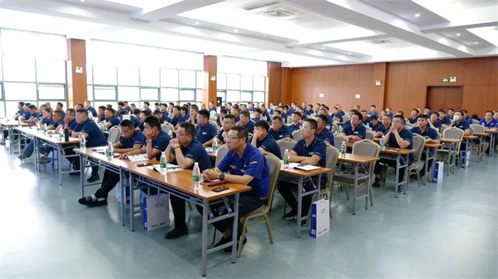 近日，在徐工汽車高端智能商用車生產基地，徐工新能源汽車公司舉辦了一場全國特約服務站技能培訓大會，徐工新能源汽車公司領導班子成員以及“三電廠家”負責人等200余人出席活動。