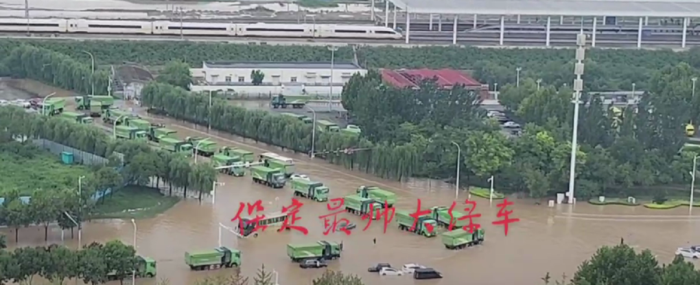 近日，保定地區(qū)遭遇了特大暴雨，在政府的救援行動中，乘龍H5新能源渣土車化身“守護(hù)車”，短時間輸送高鐵站內(nèi)因暴雨滯留的一千多名旅客，成功解決燃眉之急。