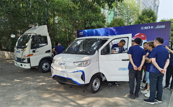 綠色低碳、經(jīng)濟(jì)適用，新能源物流車逐漸成為商用車用戶的首選。江淮1卡新能源車型眾多，以駿鈴聚寶盆混動輕卡、愷達(dá)純電小卡、藍(lán)貓純電封閉式物流車等為代表的車型市場保有量越來越多。