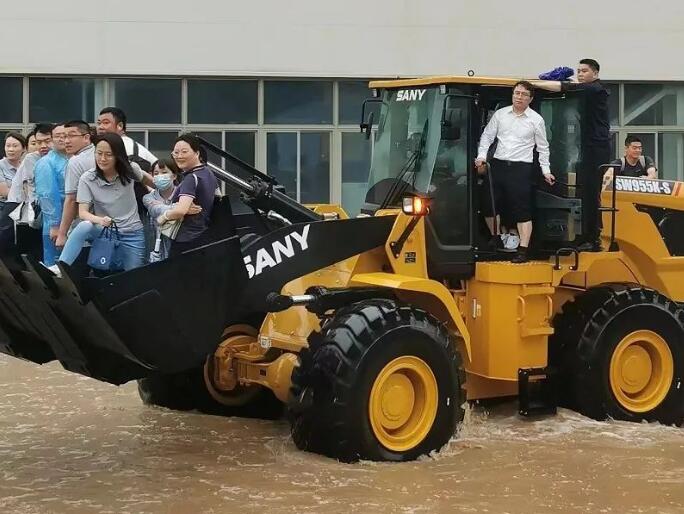 連日來，受強(qiáng)降雨影響，北京、河北多地洪澇地質(zhì)災(zāi)害頻發(fā)，嚴(yán)重威脅人民生命財(cái)產(chǎn)安全。汛情就是命令，防汛就是責(zé)任。各地三一人迅速出動，趕赴多個(gè)受災(zāi)現(xiàn)場展開抗洪搶險(xiǎn)工作。