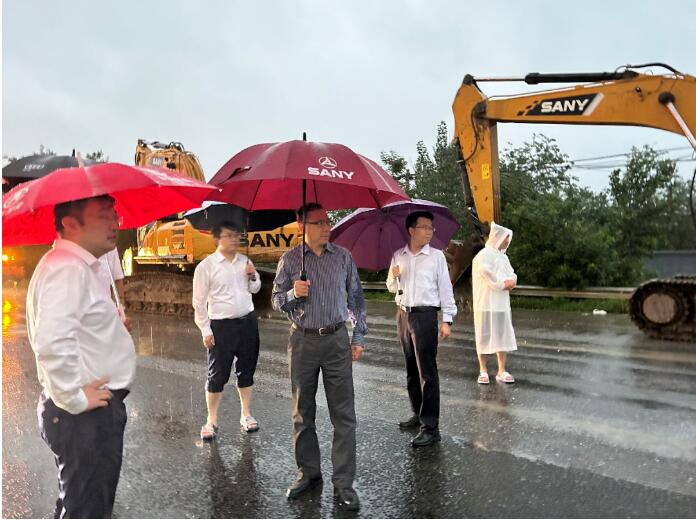 連日來，受強(qiáng)降雨影響，北京、河北多地洪澇地質(zhì)災(zāi)害頻發(fā)，嚴(yán)重威脅人民生命財(cái)產(chǎn)安全。汛情就是命令，防汛就是責(zé)任。各地三一人迅速出動(dòng)，趕赴多個(gè)受災(zāi)現(xiàn)場(chǎng)展開抗洪搶險(xiǎn)工作。