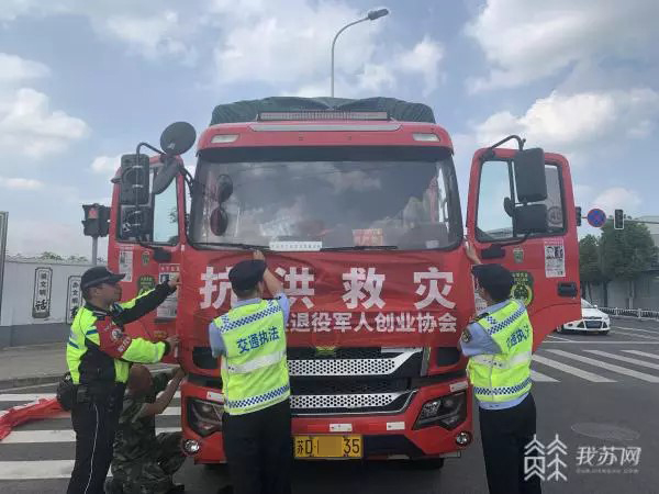 【第一商用車網(wǎng) 原創(chuàng)】災(zāi)難面前，許多商用車企業(yè)、物流企業(yè)及卡友們都積極加入救援行列，全力支持搶險救災(zāi)工作，留下了很多溫暖人心的畫面。