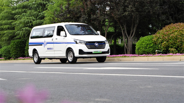 近日，電車行業(yè)知名媒體電車資源發(fā)布了“2023上半年電車用戶關(guān)注榜新能源大面車型TOP10”，圖雅諾新能源旗下精靈智藍(lán)E7和風(fēng)景智藍(lán)G7雙雙上榜，精靈智藍(lán)E7榮登榜首。榜單如實(shí)反映了用戶購車的真實(shí)需求，也印證了圖雅諾新能源第一品牌的市場領(lǐng)先地位。