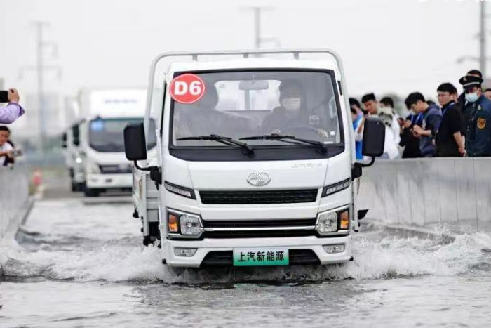 【第一商用車網(wǎng) 原創(chuàng)】今年1-7月，新能源輕卡累計實銷1.71萬輛，同比累計增長43%。對各家輕卡企業(yè)來說，在新能源市場前7月整體增幅超4成的環(huán)境下，同比增速不低于43%才算“及格”?！凹案瘛辈浑y，但“優(yōu)秀”企業(yè)卻并不多。