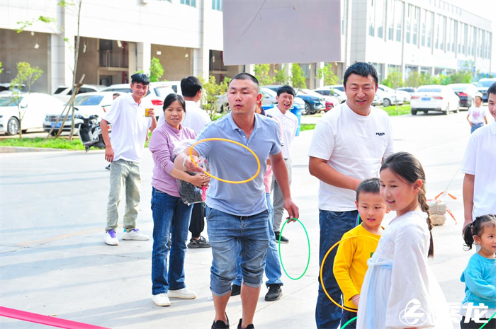 9月2日，由乘龍舉辦的乘龍之夜超值狂歡購車季活動在昆明盛大啟幕，上百位卡友攜家人齊聚一堂，一同領(lǐng)略乘龍風(fēng)采。