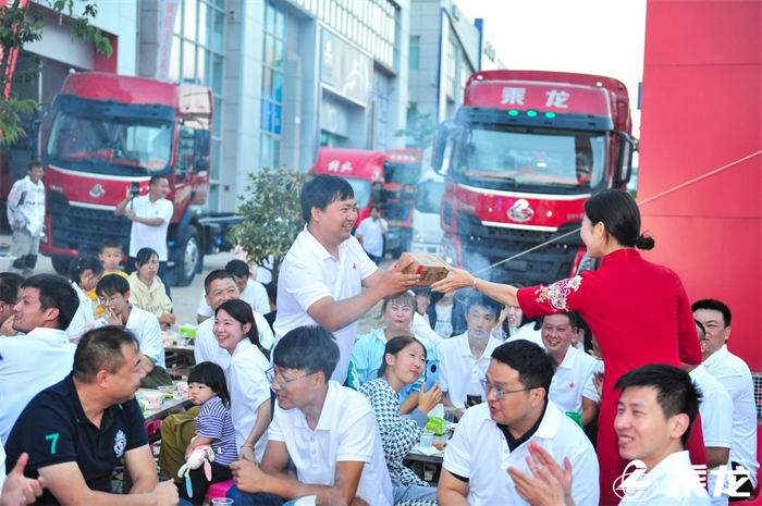 9月2日，由乘龍舉辦的乘龍之夜超值狂歡購(gòu)車季活動(dòng)在昆明盛大啟幕，上百位卡友攜家人齊聚一堂，一同領(lǐng)略乘龍風(fēng)采。