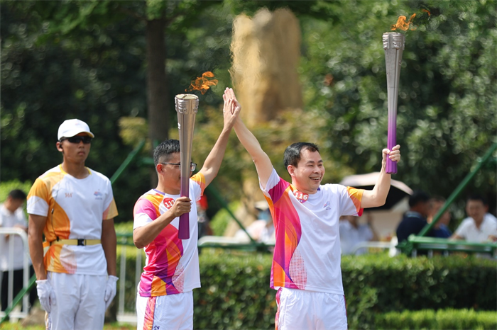 近日，備受關(guān)注的杭州第十九屆亞運會火炬?zhèn)鬟f活動來到浙江紹興。這是杭州亞運會火炬?zhèn)鬟f活動的第四站，來自各行各業(yè)的數(shù)百名火炬手參加了傳遞，吉利雷達CEO凌世權(quán)作為優(yōu)秀企業(yè)代表，參加了本站火炬?zhèn)鬟f。