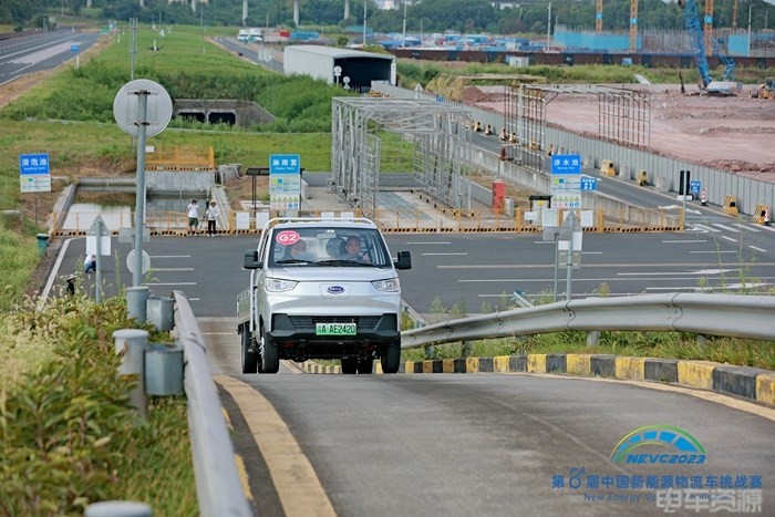 9月11日，NEVC2023 第八屆中國新能源物流車挑戰(zhàn)賽在重慶收官，行業(yè)領軍者開瑞新能源以開瑞海豚、開瑞江豚、開瑞小象的最強陣容從一眾參賽對手中脫穎而出，在循環(huán)工況賽、場景性能極限挑戰(zhàn)賽中均演繹高光，最終攬獲15項大獎。在這項行業(yè)巔峰賽事中，中國開瑞延續(xù)年年霸榜的優(yōu)異表現(xiàn)，以硬核產品實力印證冠軍品質。