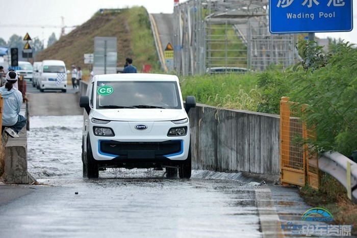 9月11日，NEVC2023 第八屆中國新能源物流車挑戰(zhàn)賽在重慶收官，行業(yè)領(lǐng)軍者開瑞新能源以開瑞海豚、開瑞江豚、開瑞小象的最強(qiáng)陣容從一眾參賽對手中脫穎而出，在循環(huán)工況賽、場景性能極限挑戰(zhàn)賽中均演繹高光，最終攬獲15項(xiàng)大獎(jiǎng)。在這項(xiàng)行業(yè)巔峰賽事中，中國開瑞延續(xù)年年霸榜的優(yōu)異表現(xiàn)，以硬核產(chǎn)品實(shí)力印證冠軍品質(zhì)。