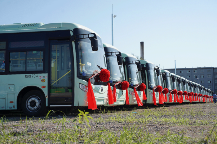 近日，福田歐輝客車將80臺(tái)全新的BJ6851純電動(dòng)城市客車交付北京萬(wàn)佳通客運(yùn)有限公司，這批客車將被應(yīng)用于昌平區(qū)域內(nèi)的客運(yùn)路線，為市民提供便利、快捷、綠色的出行服務(wù)。在公共領(lǐng)域交通全面電動(dòng)化的浪潮中，福田歐輝客車再次以其獨(dú)特的創(chuàng)新能力和領(lǐng)先的技術(shù)，為北京城市公共交通體系的綠色升級(jí)貢獻(xiàn)了力量。