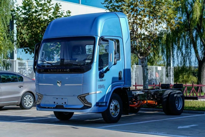 當(dāng)前，國內(nèi)汽車市場步入存量競爭時(shí)代，在白熱化市場“拉鋸戰(zhàn)”中，聚焦客戶需求“品質(zhì)”的不斷提升是制勝關(guān)鍵。作為濰柴集團(tuán)旗下輕型商用車業(yè)務(wù)的主力軍，濰柴新能源商用車在今年5月重磅發(fā)布了全新高端整車品牌——藍(lán)擎汽車。