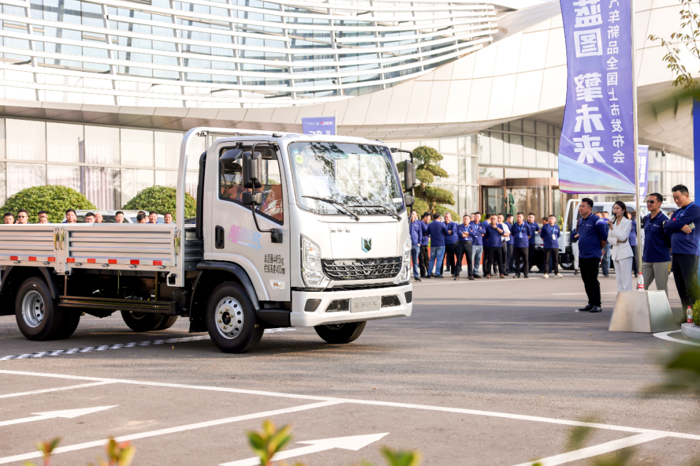 2023年10月9日-10日，濰柴新能源藍(lán)擎汽車新品全國上市體驗(yàn)之旅首站，在山東·濰坊盛大舉行！濰柴集團(tuán)、濰柴新能源商用車及營銷公司相關(guān)領(lǐng)導(dǎo)，以及來自全國的經(jīng)銷商伙伴、大客戶、行業(yè)媒體共同參與這一體驗(yàn)之旅！