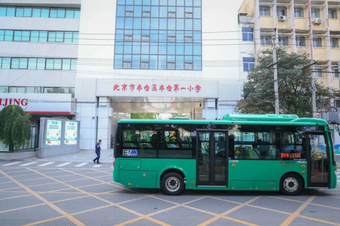 作為中國綠色客車創(chuàng)領(lǐng)者，福田歐輝行業(yè)首發(fā)、國內(nèi)首創(chuàng)通學(xué)公交車，并聯(lián)手北京公交在北京市率先交付運(yùn)營，形成中國首創(chuàng)的細(xì)分場景公交運(yùn)營體系，用科技溫暖莘莘學(xué)子通學(xué)之路。